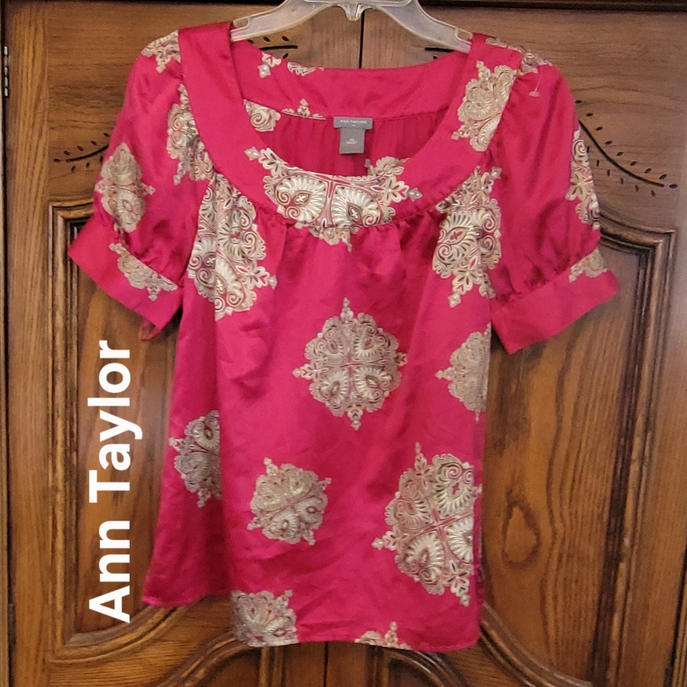 Ann Taylor Fuchsia Pink Silky Short Puffy Sleeve Blouse With Medallions. Sz: XS